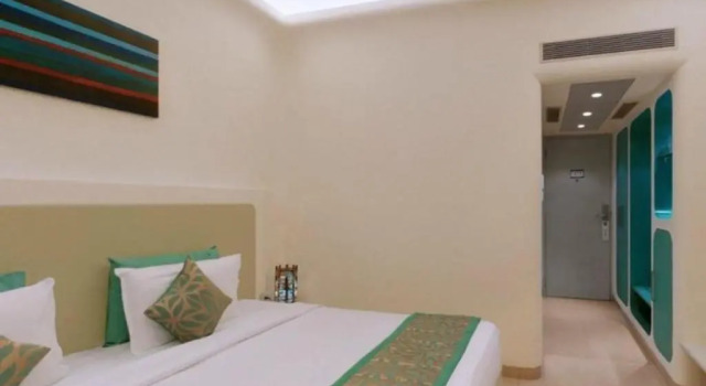 Двухместный номер Deluxe с видом на бассейн The Golden Crown Hotel & Spa, Colva
