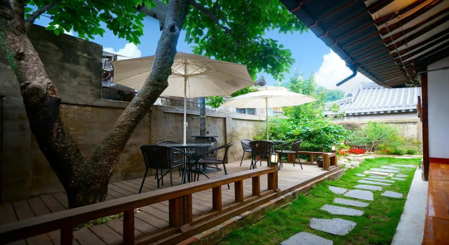 Jeonju Hanok Maeul Sukbak Byeolbit Goong, Забронировать Отель Чонджу Чолла-Пукто, рядом с Конфуцианская школа хянгё в Чонджу