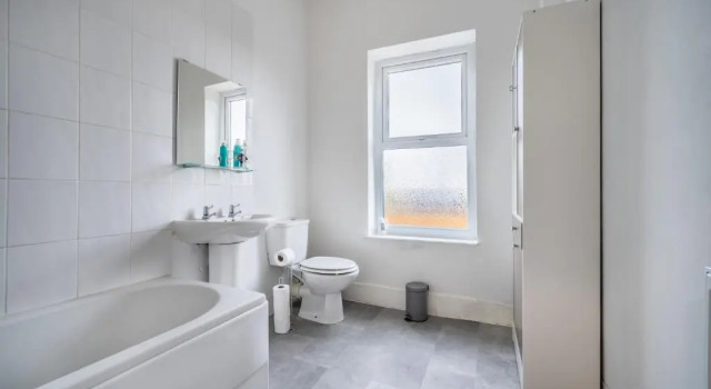 Коттедж с 2 комнатами Modern Spacious 2 br House in Leigh, Free Parking