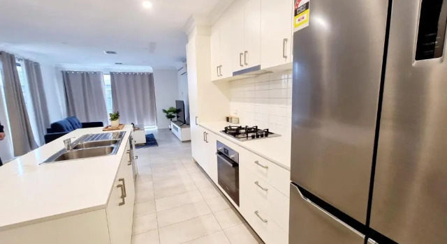 Modern Narre Warren three bedroom townhouse, close to Fountain Gate SC, Book Hotel  
