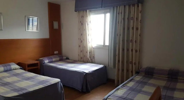 Трёхместный номер Standard Hostal Mediterraneo
