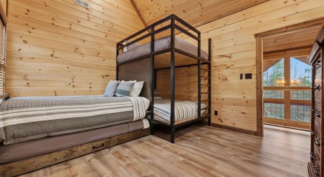 Кровать в общем номере ERN840 - Splashin Chalet - Brand New Cabin with Indoor Pool! Great Location! cabin