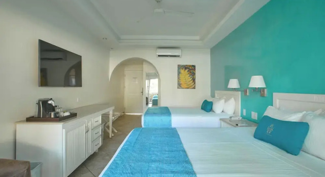 Standardowy dwuosobowy rodzinny pokój i balkonem i z widokiem na basen Hotel Tamarindo Diria Beach Resort