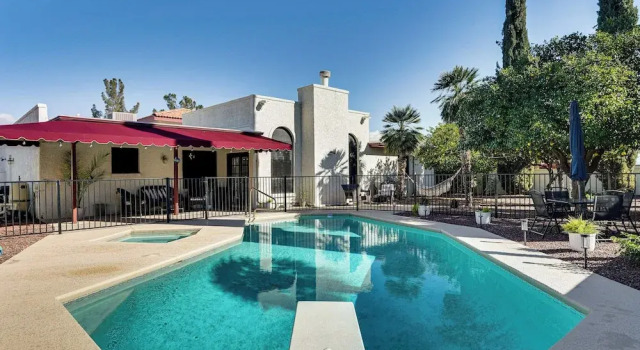Коттедж 7 Mi to Sabino Canyon: Poolside Oasis w/ Mtn Views