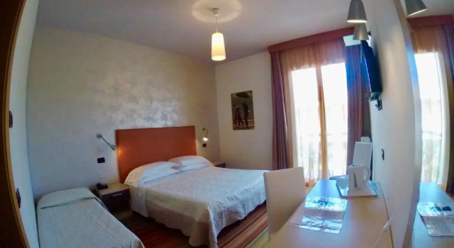 Трёхместный номер Standard с балконом Hi Hotels Sirmione - Lakeview Pool