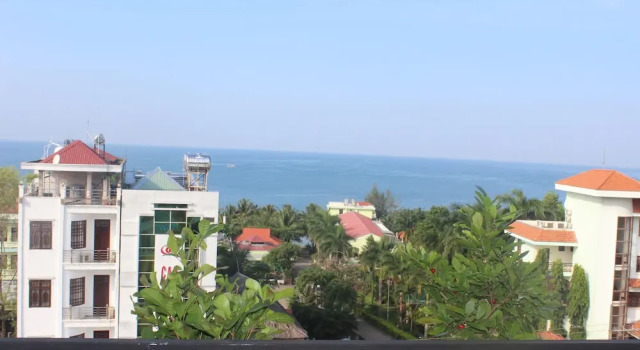 Четырёхместный семейный номер Standard с балконом Galaxy Hotel Phu Quoc