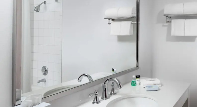 Четырёхместный номер Deluxe Four Points by Sheraton Bakersfield