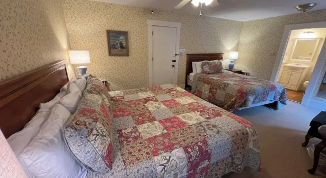 Четырёхместный номер Deluxe Echo Lake Inn