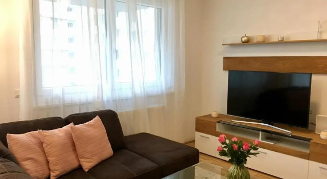 Апартаменты White Vintage Park View Apartment