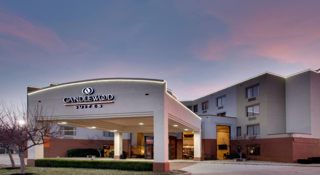 Candlewood Suites - Wichita East, an IHG Hotel, Prenota Hotel Hotel a Kansas con parcheggio, Parcheggio