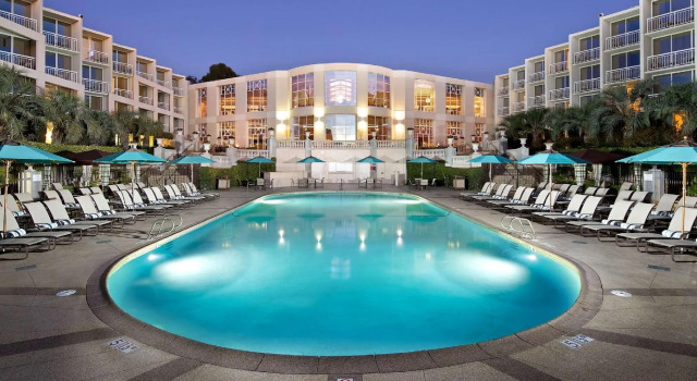 Кровать в общем номере с видом на бассейн Hilton La Jolla Torrey Pines