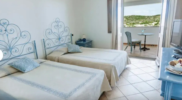 Трёхместный номер Classic с балконом Hotiday Baja Sardinia Saline