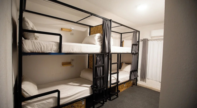 Кровать в общем номере Nomads Hotel