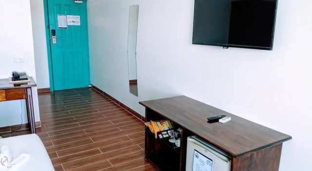 Номер Deluxe с балконом и с видом на бассейн Pacific Crown Hotel