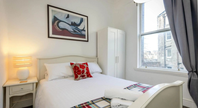 3 BEDROOM EDINBURGH VICTORIAN APARTMENT-6 Beds-Free Street Parking, Prenota Appartamento Edimburgo 