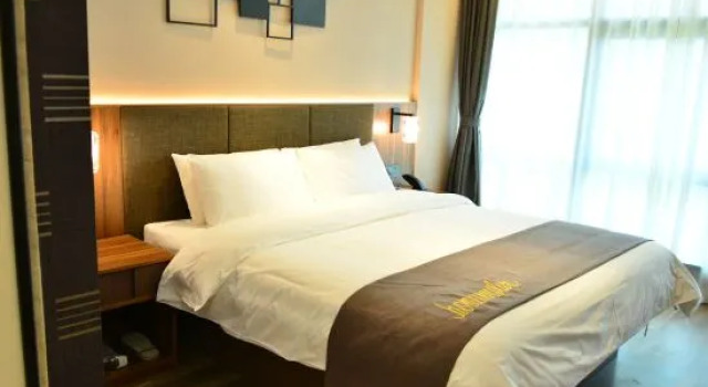 Люкс Homeinn Plus Hotel (Donghai Pedestrian Street Railway Station)