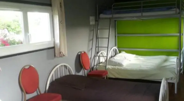 Кровать в общем номере Chambres DHôtes Le Domaine de la Marnière