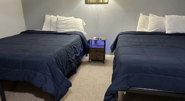 Четырёхместный номер Standard Travelers Inn Motel