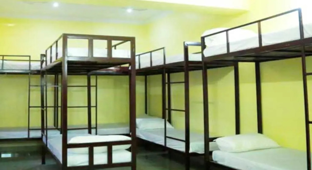 Postel ve společném pokoji Raga Residency