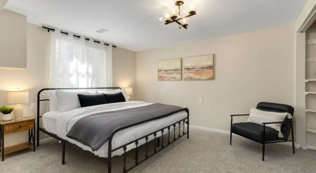 Downtown Windsor Home With Hot Tub & Pool Table, Book Hotel Hoteller i Windsor med parkering, Parkering