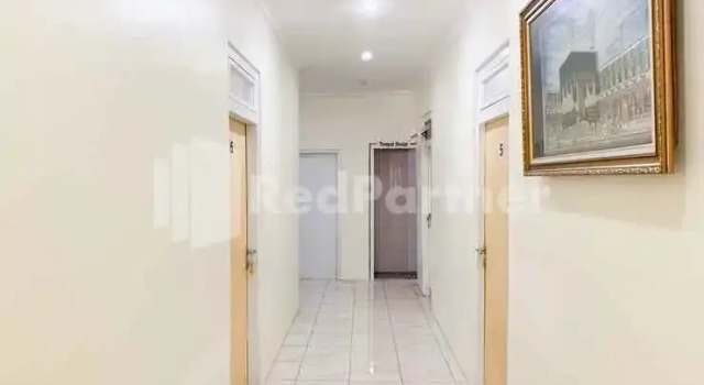 Oma Uti Syariah Mitra RedDoorz near Stasiun Lempuyangan, Book Hotel Hotels in Sentool with Parking, Parking