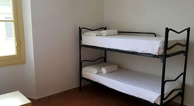 Кровать в общем номере Hotel Paola