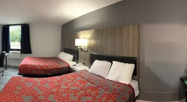 Четырёхместный номер Comfort Roseville Inn