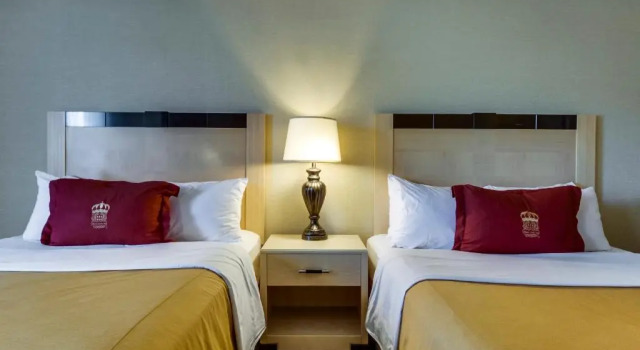 Четырёхместный номер Standard Monte Carlo Inn Barrie - Newly Renovated