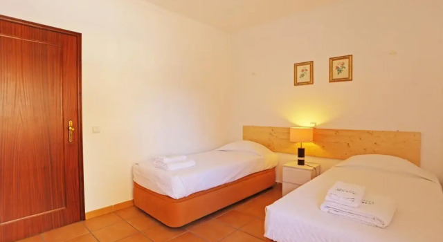 EE 02 - Bedroom 2 in Rossio Entrance Guesthouse, Забронировать Дом для отпуска Коттеджи Лагуш, рядом с Церковь Св. Антония, Коттедж