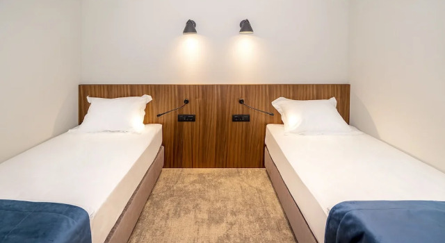 Четырёхместный семейный номер Standard с балконом и с красивым видом из окна Luxury Hotel Riva
