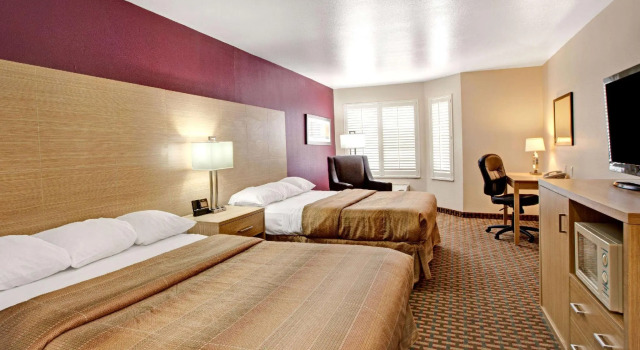Четырёхместный номер Standard Ramada Limited and Suites San Francisco Airport