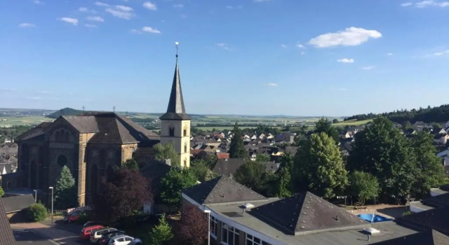 Апартаменты с балконом Ferienwohnungen Pellenzblick - Wohnen auf Zeit