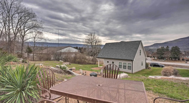 Scenic Mtn Retreat w/ Wooded Backyard + Fire Pit!, 예약 호텔 채터누가 테네시