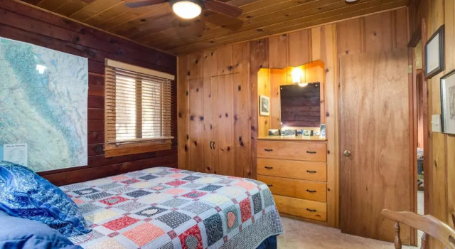 53 Creekside Cabin, Забронировать Отель Отели Mariposa County с парковкой, Парковка