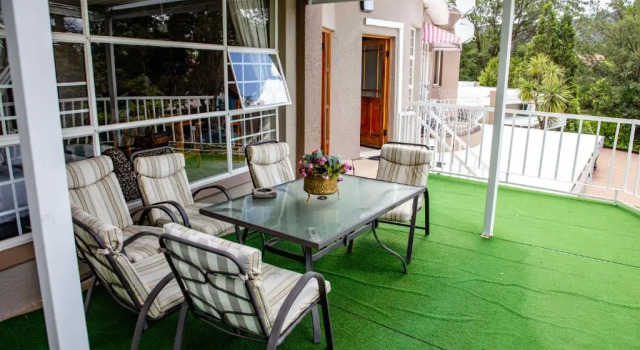 Двухместный номер Deluxe с балконом Woodpecker Guesthouse