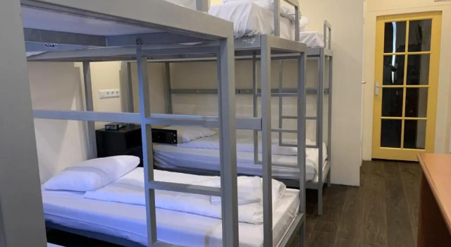 Кровать в общем номере Dam Hotel
