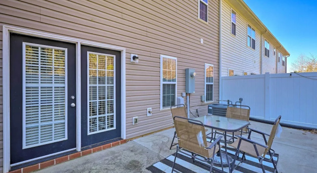 Апартаменты Charming Greensboro Townhouse With Back Patio!