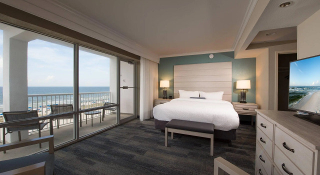 Двухместный семейный люкс с балконом и с видом на залив SpringHill Suites Pensacola Beach
