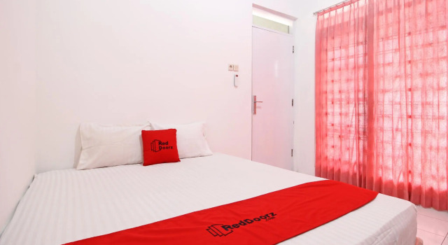 RedDoorz near Terminal Tirtonadi, Boek Hotel Solo. Central Java