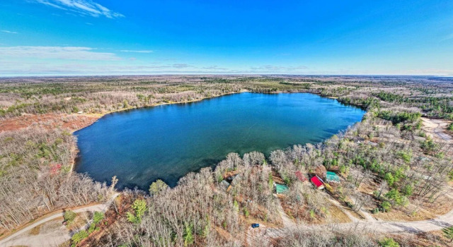Коттедж Lakefront Hawks Getaway - Fire Pit & Kayaks!
