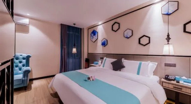 Люкс Deluxe Xian-Qingya Hotel (Hohhot Wanda Plaza East Railway Station Branch)