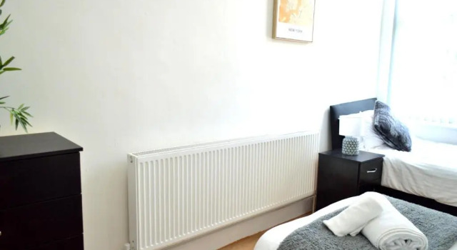 Апартаменты Beautiful Two-bed Apartment With Driveway Parking