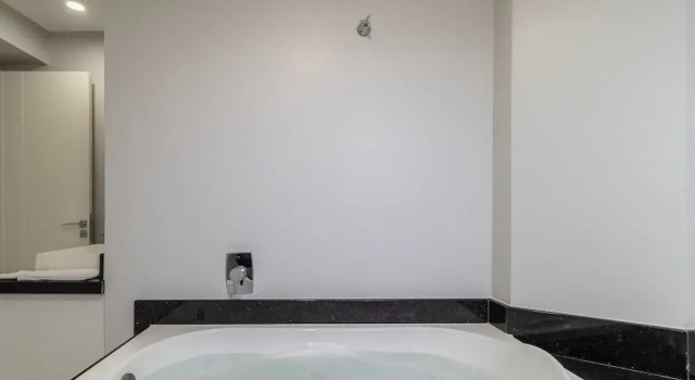 Apartment with bathtub near the beach YVD1301