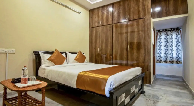 Hotel Pushpa Grand By OYO Rooms, Rezerwuj Hotel Surūrnagar 
