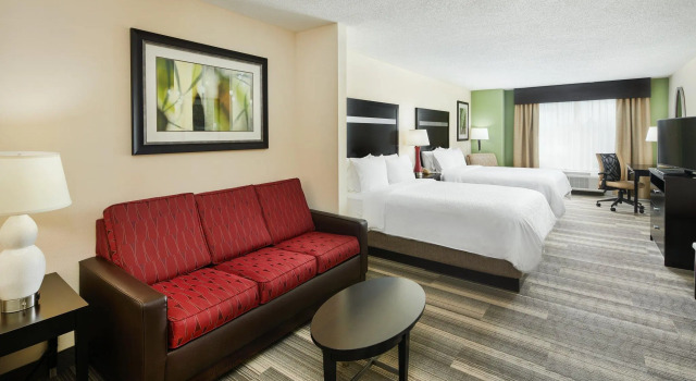 Четырёхместный номер Executive Holiday Inn Express & Suites I-26 & Us 29 At Westgate Mall by IHG