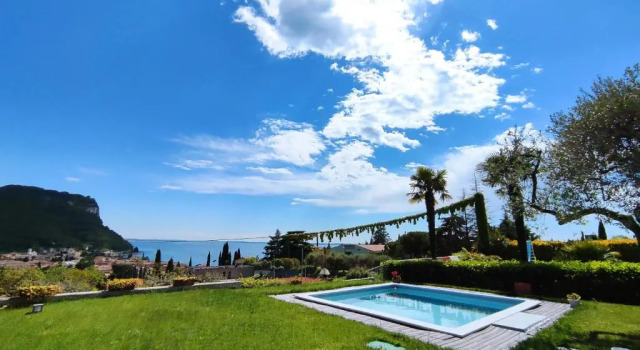 Коттедж Love Nest with Pool and Lake view