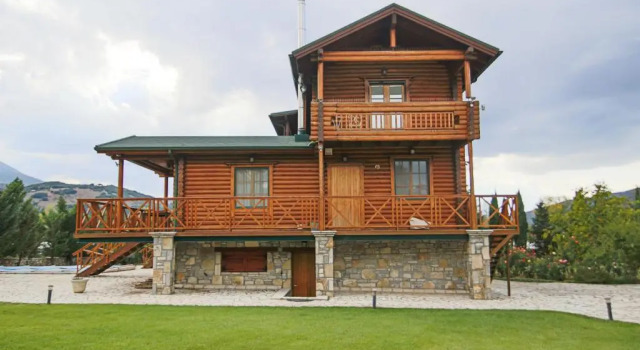 Styga Chalet, Rezerwuj Chalet Hotele w Helmos z basenem, Basen