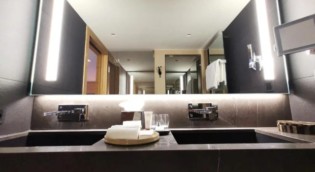 Двухместный номер Deluxe с балконом и с видом на горы Hôtel de Rougemont & Spa