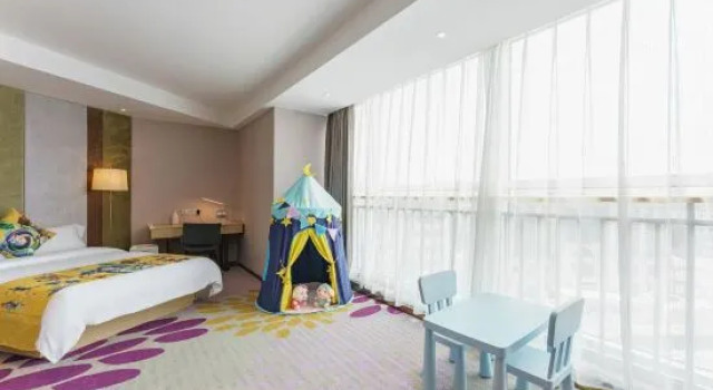 Семейный люкс Deluxe с красивым видом из окна Lavande Hotel (Chengdu Xinjin Rulin Road Metro Station)