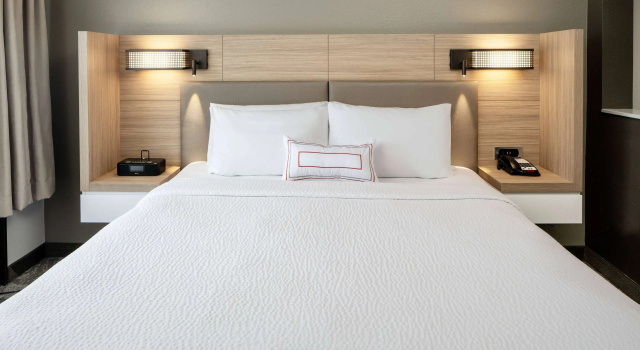 Двухместный люкс Sonesta Select Nashville Airport Suites
